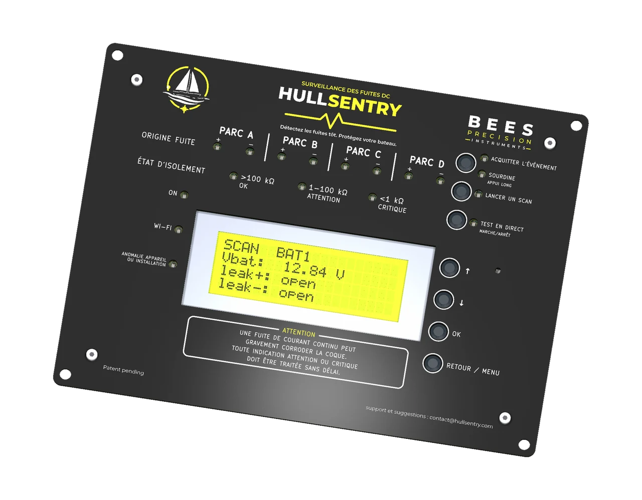 Façade du HullSentry avec écran LCD, voyants des parcs de batteries et boutons mécaniques.